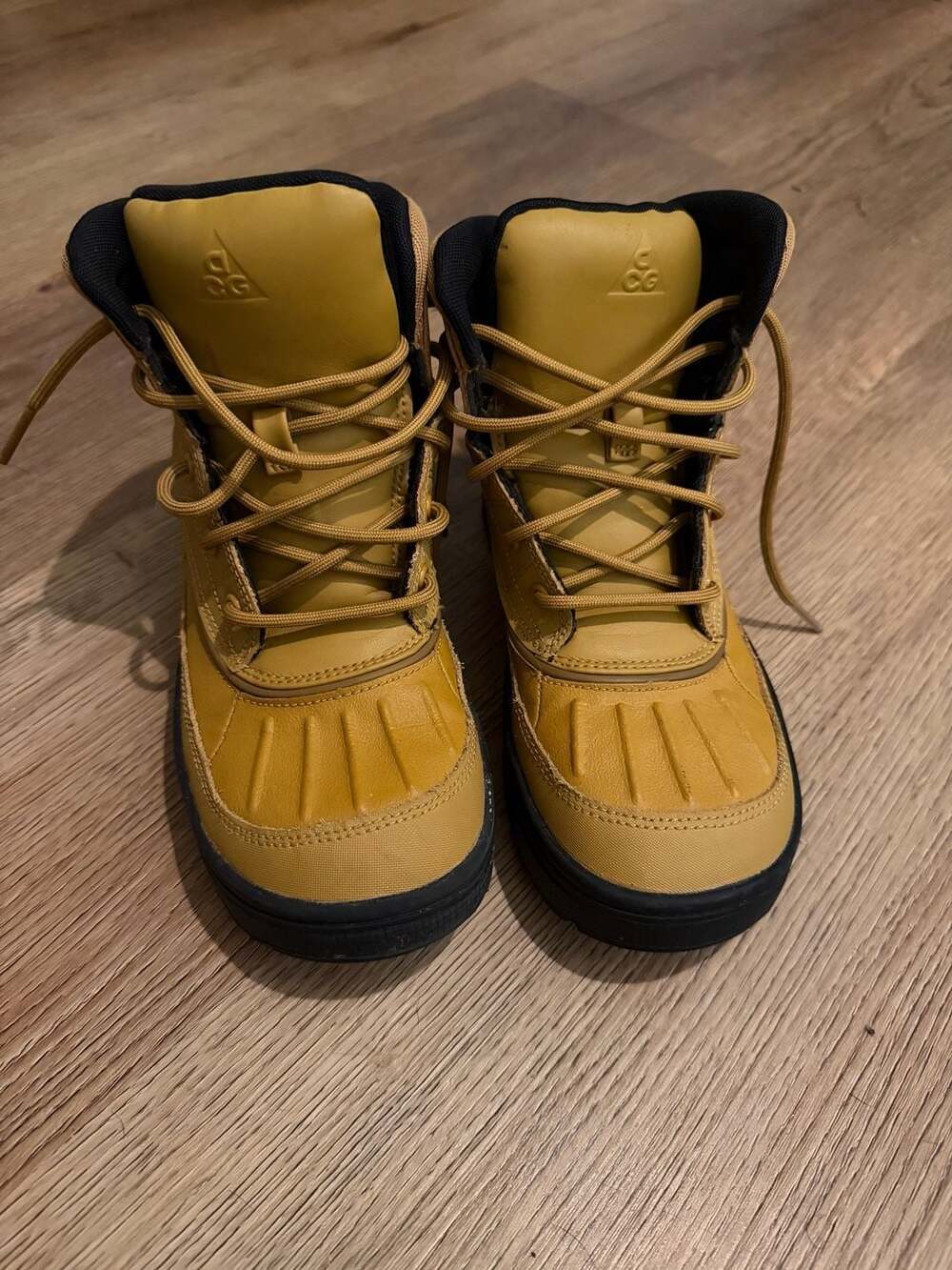 Nike Manoa ACG Youth Boots Size 3Y Wheat Gold